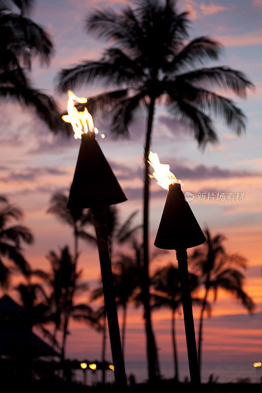 夕阳下的Tiki Torch Flames